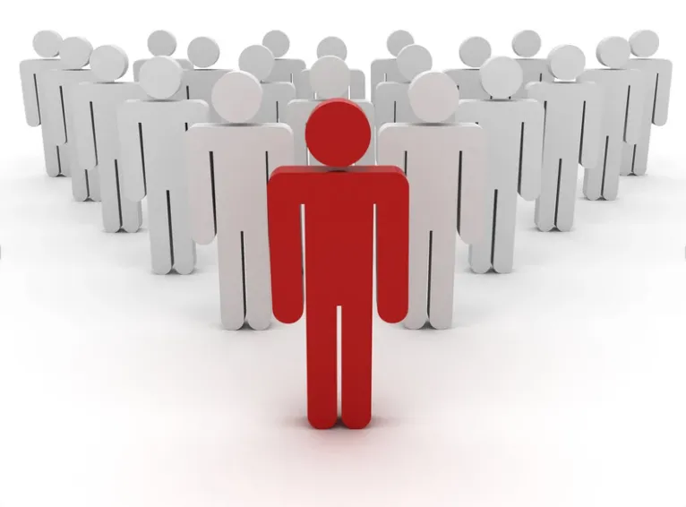 Un líder destacándose al frente de un grupo de personas